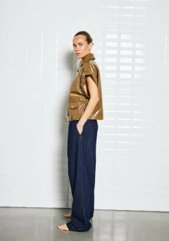 WITH BLACK GILET