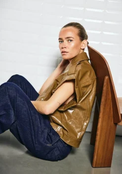 WITH BLACK GILET