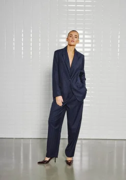 WITH BLACK PANTALON
